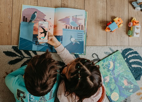 Homme debout devant un v&eacute;lo dans la nature